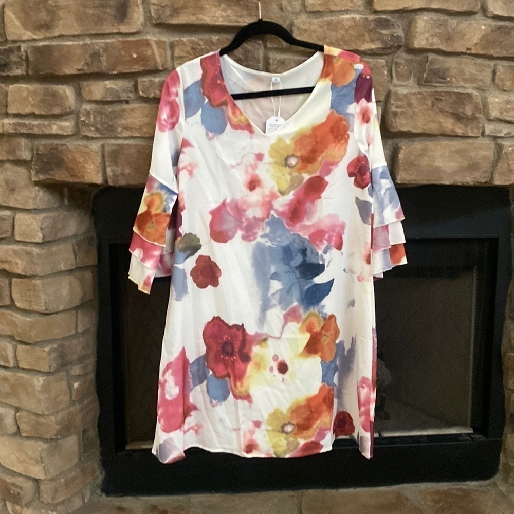 NWT multi colored, flowing dress. Trumpet 3/4 length sleeves. Medium